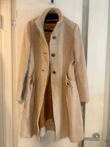 베이지 버튼 달린 롱 코트