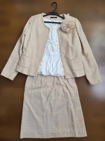 베이지 스커트 수트 플라워 액세서리 포함