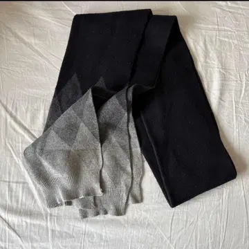 블랙과 그레이 체크 무늬 머플러