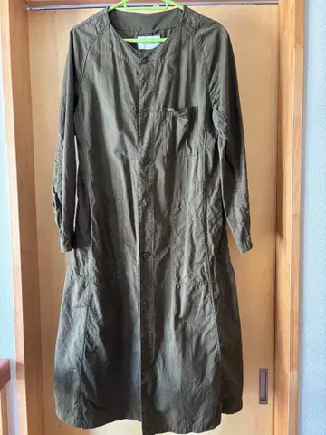 올리브 컬러 롱 코트