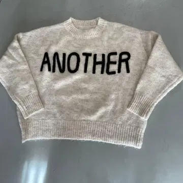 ANOTHER 자수 니트 스웨터 아이보리 크롭 기장