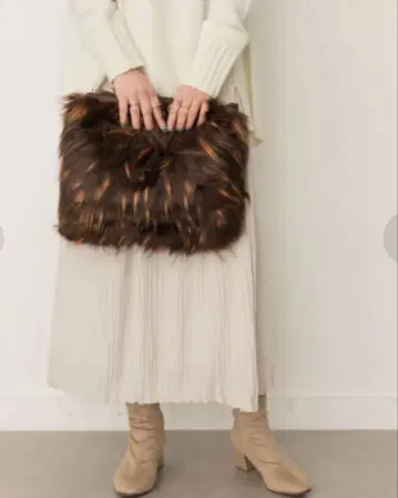 로데스코 다크 브라운 퍼 클러치백