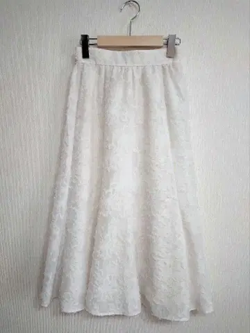 [ 새상품급 ] anysis 워셔블 페더 플라워 자카드 스커트