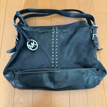 Michael Kors 천연 가죽 숄더백 블랙 스터드 디자인