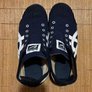 네이비 캔버스 스니커즈