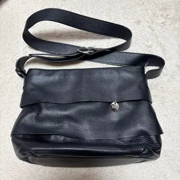 블랙 가죽 숄더백