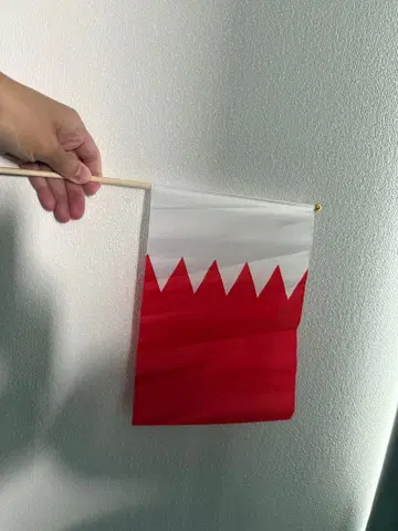 바레인 파빌리온의 팜플렛과 깃발