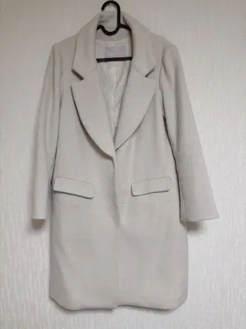 화이트 더블 브레스트 코트