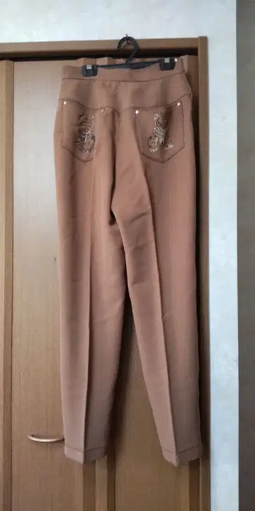 이타리야 브라운 호랑이 자수 슬림 슬랙스