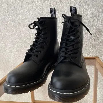 닥터마틴 1460 WHITE STITCH 8홀 부츠 23cm