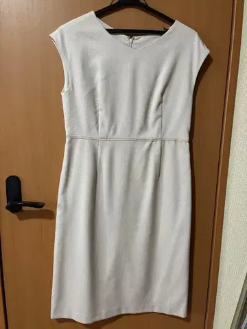 라이트 베이지 반팔 무릎 기장 원피스