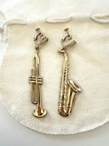 트럼펫과 색소폰 귀걸이