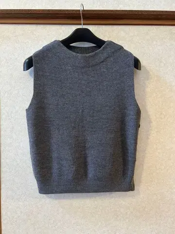 온워드 그레이 슬리브리스 니트 베스트