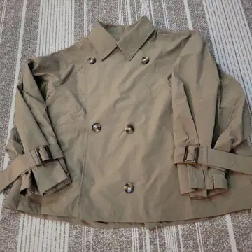 베이지 더블 브레스트 트렌치코트