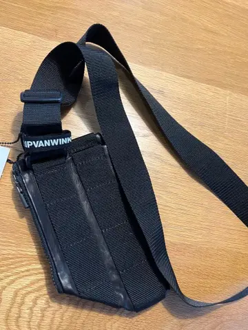 립 반 윙클 바디백 블랙