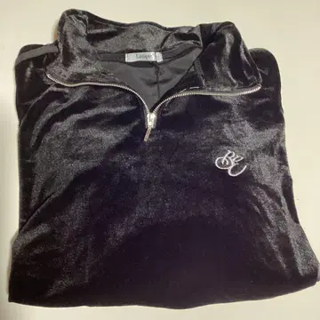 Lutique 블랙 하프 지퍼 상의