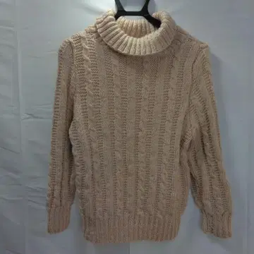 베이지 터틀넥 니트 스웨터