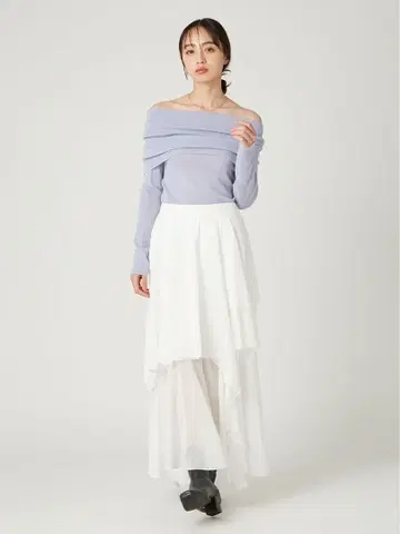 FRAY I.D 옅은 스카이블루 오프숄더 니트와 플레어 화이트 스커트
