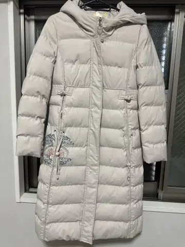 후드 부착 자수 디자인 롱 다운 자켓