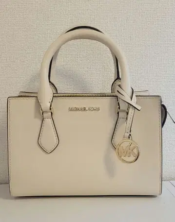 MICHAEL KORS SHEILA 센터 지퍼 새첼 스몰