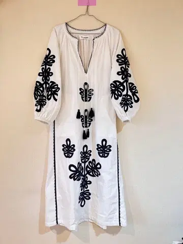 Sara mallika 화이트 자수 롱 원피스