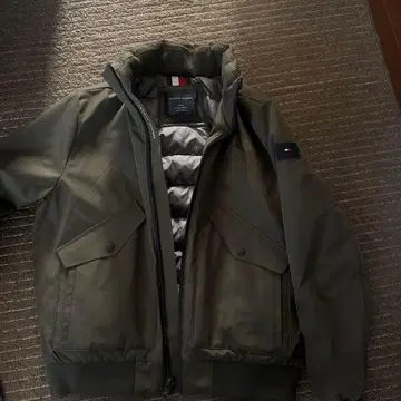 Tommy Hilfiger 올리브 그린 다운 자켓
