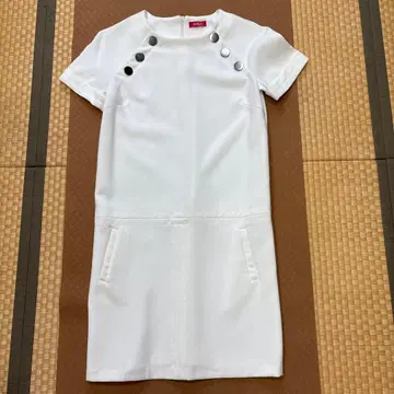 화이트 반팔 무릎 기장 원피스 버튼 포함