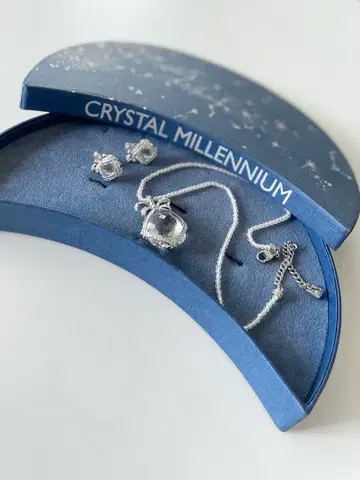 CRYSTAL MILLENNIUM 목걸이와 귀걸이 세트