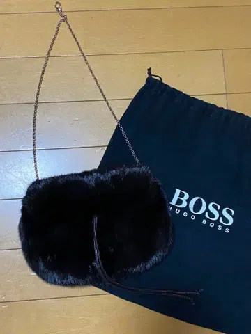 새상품 HUGO BOSS 휴고보스 퍼 백 블랙 참 포함 백