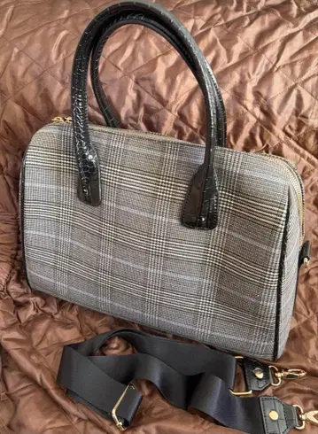 릴리 브라운 블랙 계열 체크 무늬 보스턴 백