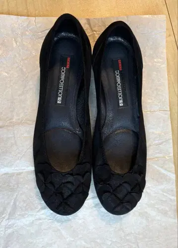 컴포지션9 블랙 라메 펌프스 24cm 3.5cm 힐 작은 꽃 모티브