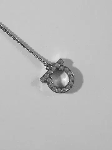Ferragamo 스톤 부착 실버 목걸이 (라리엣)