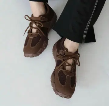 VIVIAN COLLECTION 부드러운 밑창 레이스업 벨트 스니커즈