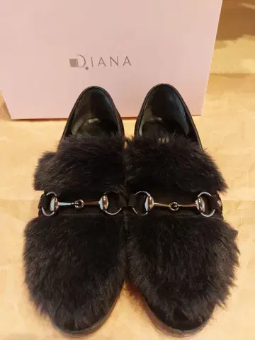 DIANA 블랙 퍼 장식 펌프스