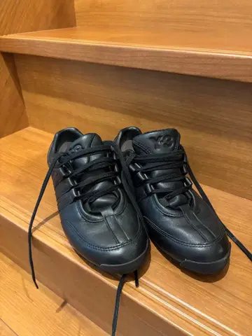 Y3 블랙 가죽 스니커즈