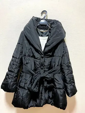 스콧 클럽 블랙 숄카라 리본 모티브 충전솜 코트