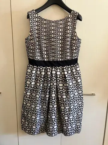 기하학 패턴 슬리브리스 원피스