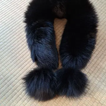 블랙 퍼스트 숄더 폼폼 포함