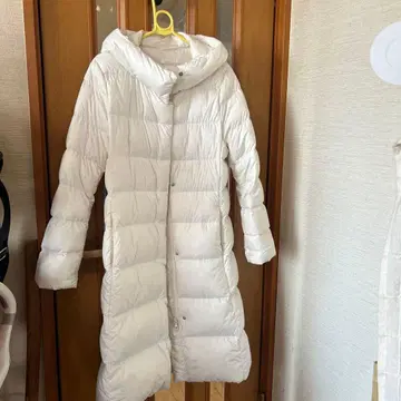 유니클로 화이트 롱 다운 자켓 M 사이즈 롱