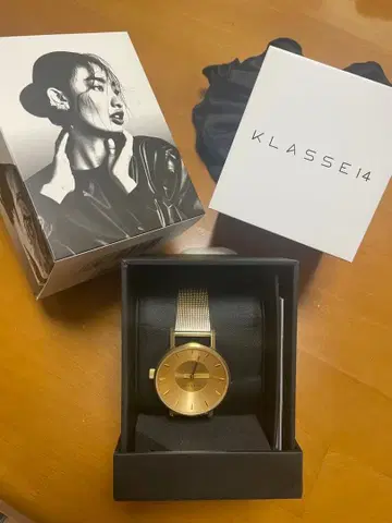 KLASSE14 골드 손목시계