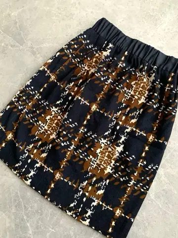 La TOTALITE 체크 무늬 타이트 스커트 네이비/브라운