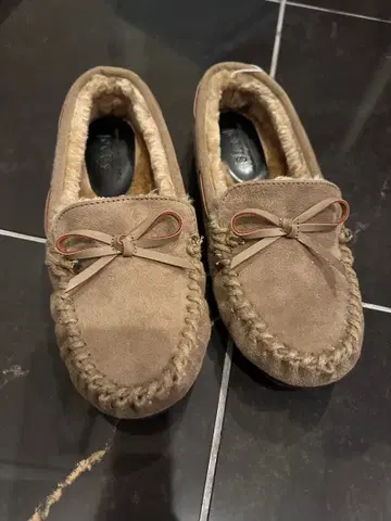 Shoel 베이지 모카신 리본 포함