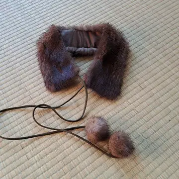 퍼 달린 브라운 옷깃 스톨