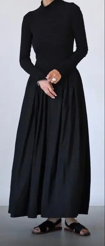 새상품급 AKTE 백 오픈 원피스