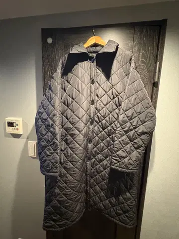 블랙 퀼팅 롱 코트