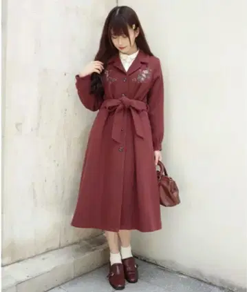 어나더 안젤로스 로즈 자수 오픈 카라 코트 보르도