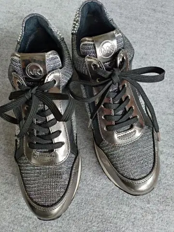 새상품급 MICHAEL KORS 마이클코어스 스니커즈 반짝이는 스톤