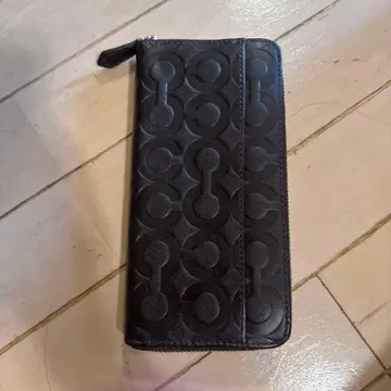 블랙 엠보싱 가공 장지갑