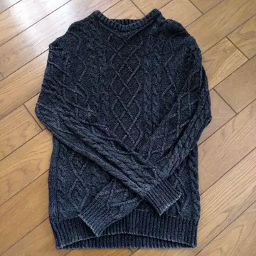 다크 그레이 케이블 니트 스웨터