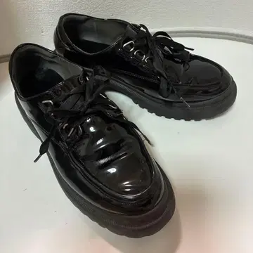 블랙 에나멜 레이스업 슈즈